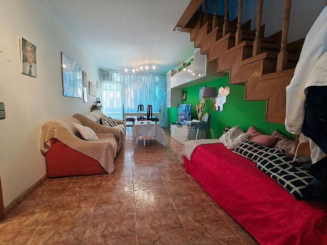 Dúplex en venta en calle Mineria, Barcelona, de 77 m² 3 habitaciones por 320.000