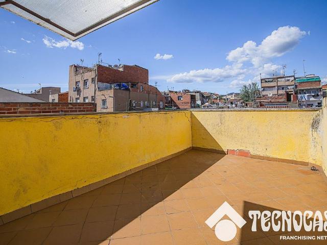 Dúplex en venta en calle Sant Mateu de, Terrassa, de 120 m² 5 habitaciones por 229.000