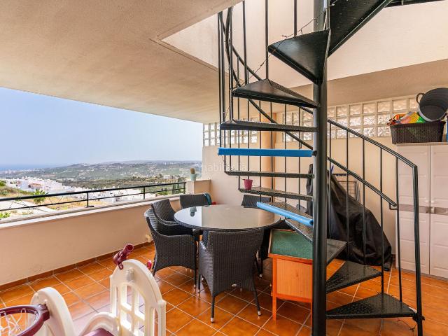Dúplex en venta en Casares, Doña Julia Golf. Precioso apartamento en planta baja con increíbles vistas panorámicas al mar. Dúplex.