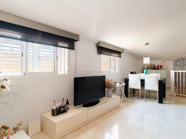 Dúplex en venta en Castellón de la Plana, El Grao. Luminoso dúplex con terraza y parking a 600 metros del puerto pesquero en el Grao de Castellón. Dúplex Castellón de la.