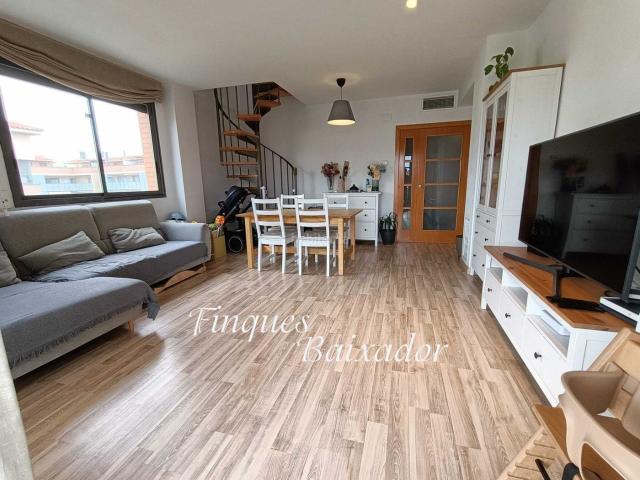 Dúplex en venta en Castelldefels, Els Canyars. ¡AMPLIO ATICO DUPLEX CON ZONA COMUNITARIA CON PISCINA Y 2 PLAZAS DE PARKING!. Dúplex.