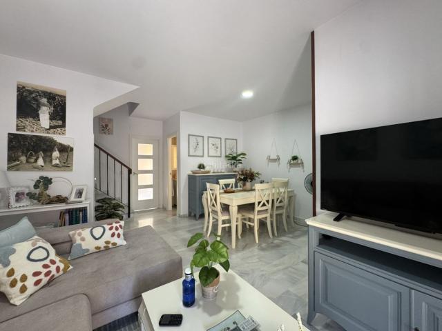Dúplex en venta en Chipiona, Playa Cruz del Mar. Magnífico dúplex totalmente reformado en el centro de Chipiona con garaje y azotea privada.Una vivienda lista para entrar a vivir. Dúplex.