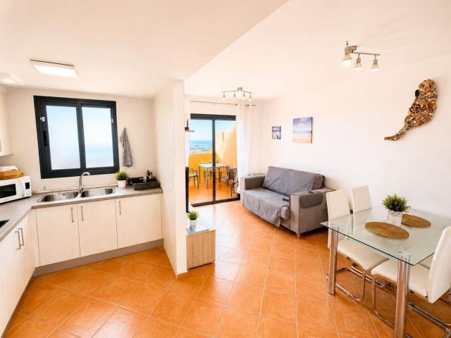 Dúplex en venta en Antigua, Caleta de Fuste. Luminoso dúplex con solárium privado y vistas panorámicas en Caleta de Fuste, Fuerteventura. Dúplex.