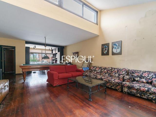 Dúplex en venta en Alella. Vivienda a reformar en la plaza del ayuntamiento de Alella. Dúplex.
