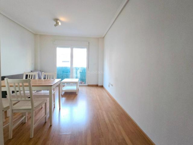 Dúplex en venta en Alicante, Pla de Bon Repós. Descubre esta joya inmobiliaria a un paso del Museo MARQ! Este encantador dúplex de 70 m2 útiles, construido en 2009, ofrece una c. Dúplex.