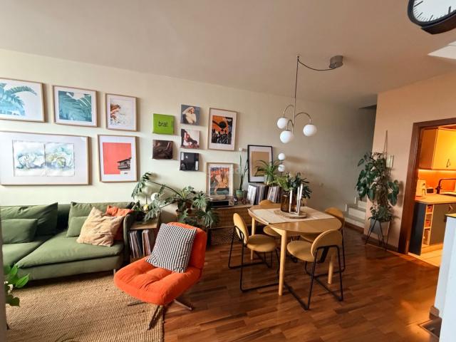 Dúplex en venta en Arucas, Juan XXIII. Dúplex luminoso con terraza y garaje en zona tranquila: espacio, privacidad y distribución muy funcional. Dúplex.