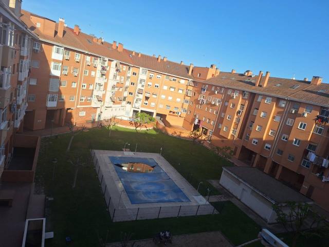 ¡ MAGNIFICO DUPLEX CON PLAZA DE GARAJE EN URBANIZACION CON PISCINA !