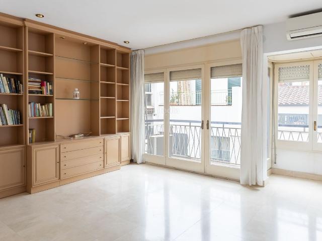 Dúplex en venta en Badalona, Centre. DÚPLEX LUMINOSO CON 2 BALCONES UBICADO EN SEGUNDA LÍNEA DE MAR. Dúplex.