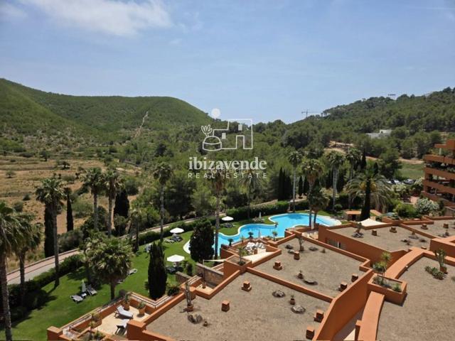 Dúplex en venta en Baleares Santa Eulària, Roca Llisa. Precioso dúplex con piscina en la urbanización de golf Roca Llisa. Dúplex Santa.
