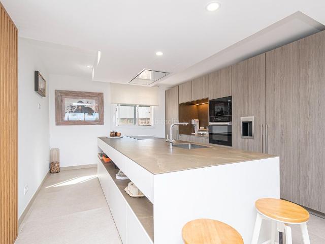 Dúplex en venta en Baleares Palma de Mallorca, La Bonanova. Este exclusivo dúplex ofrece la sensación de una villa privada dentro de una elegante comunidad de solo seis propietarios, situada. Dúplex.