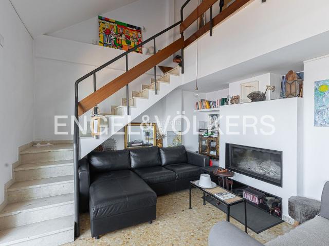 Dúplex en venta en Barcelona, El Camp de l´Arpa del Clot. Espectacular ático de 4 hab. con terraza top y parking doble eléctrico. Dúplex.