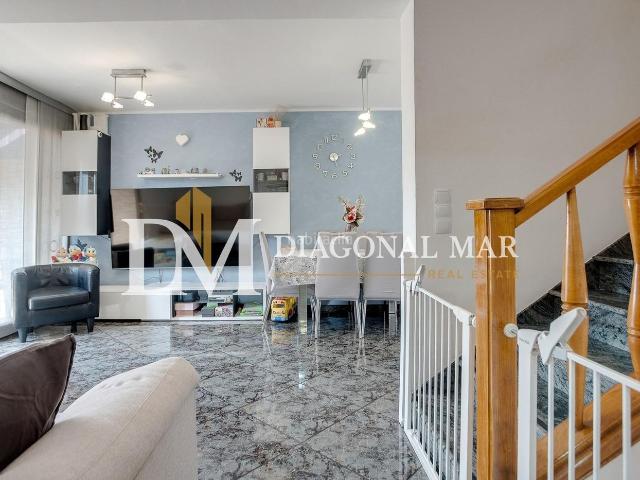 Dúplex en venta en Barcelona, Prosperitat. Espectacular tríplex reformado de 4 habitaciones con balcón, ascensor y plaza de aparcamiento. Dúplex.