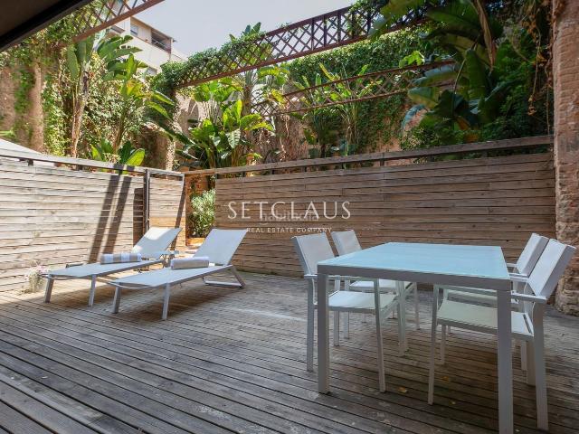 Dúplex en venta en Barcelona, Sant Antoni. Piso de diseño con terraza privada en edificio histórico rehabilitado. Dúplex.