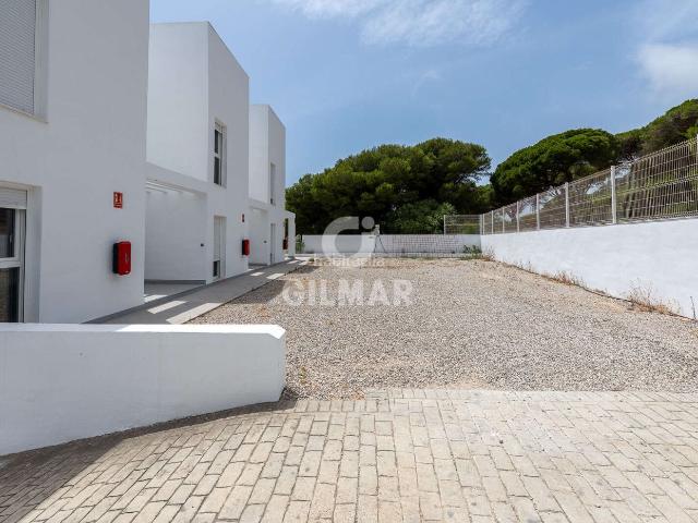 Dúplex en venta en Barbate, Los Caños de Meca. Te presentamos una excelente oportunidad de inversión en Los Caños de Meca, en el término municipal de Barbate, Cádiz. Este dúplex. Dúplex.