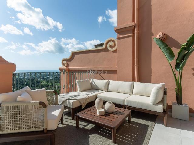 Dúplex en venta en Benahavís, La Quinta. Apartamento dúplex con vistas panorámicas al mar en Monte Halcones. Dúplex.