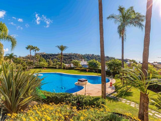Dúplex en venta en Benahavís, Los Arqueros Puerto del Almendro. ÁTICO DÚPLEX CON VISTAS PANORÁMICAS AL MAR Y GOLF EN LOS ARQUEROS, BENAHAVÍS. Dúplex.
