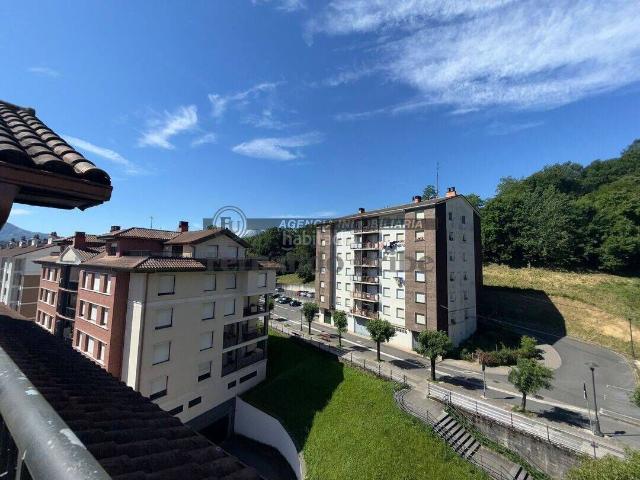 Dúplex en venta en Berriz. Amplio dúplex de 177 m con terraza, vistas y dos parcelas de garaje. Dúplex.