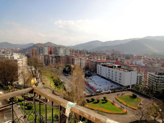 Dúplex en venta en Bilbao, Zurbaran. INMOBILIARIA CAMPUZANO vende dúplex en Begoña, en Plaza Juan XXIII, con increíbles vistas de Bilbao. Dúplex.