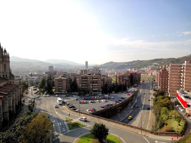 Dúplex en venta en Bilbao, Zurbaran. INMOBILIARIA CAMPUZANO vende dúplex en Begoña, en Plaza Juan XXIII, con increíbles vistas de Bilbao. Dúplex.