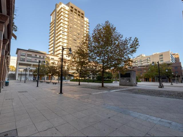 Dúplex en venta en Granada, Plaza de Toros. Exclusivo dúplex tipo loft de 225 m² con apartamento independiente en una ubicación inmejorable. Dúplex.