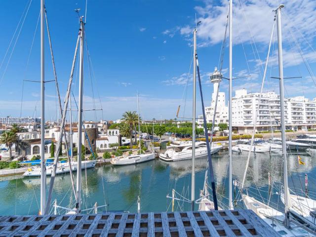 Dúplex en venta en Empuriabrava, luminoso y con estilo. ¡Tu. 157m² Empuriabrava