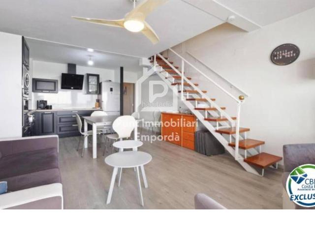 Dúplex en venta en Empuriabrava, Port Grec Port Moxó Costa Brava. Ático dúplex reformado con terraza y vistas al mar y al canal en Empuriabrava. Dúplex.