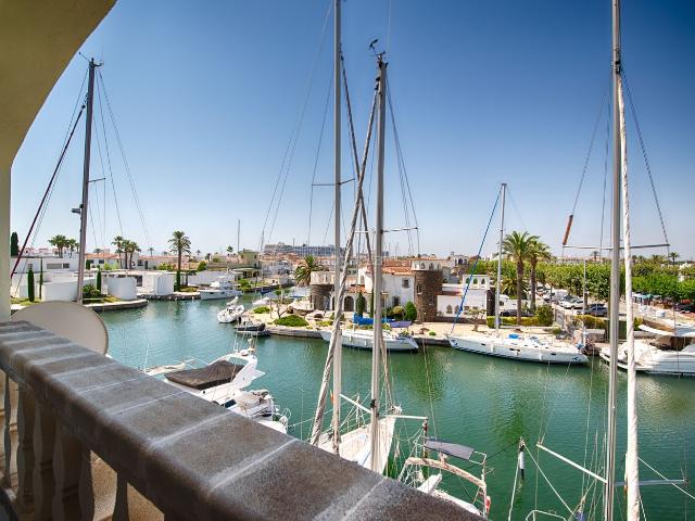 Dúplex en venta en Empuriabrava, Salins Cavall de Mar Costa Brava. Luminoso dúplex cerca del puerto deportivo. Dúplex.