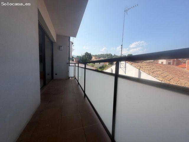 Dúplex en venta en el centro de Arbúcies con terraza, garaje, trastero y vistas a la montaña