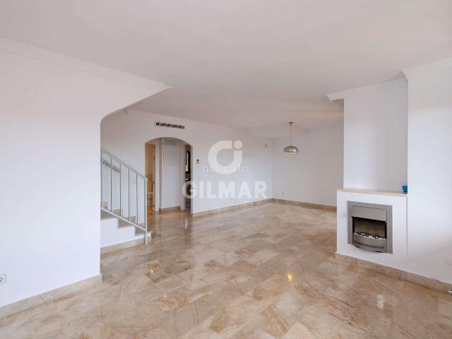 Dúplex en venta en Estepona, Buenas Noches. Descubre este espectacular áticotriplex, una joya arquitectónica que combina lujo, comodidad y vistas incomparables. Con una ubica. Dúplex.