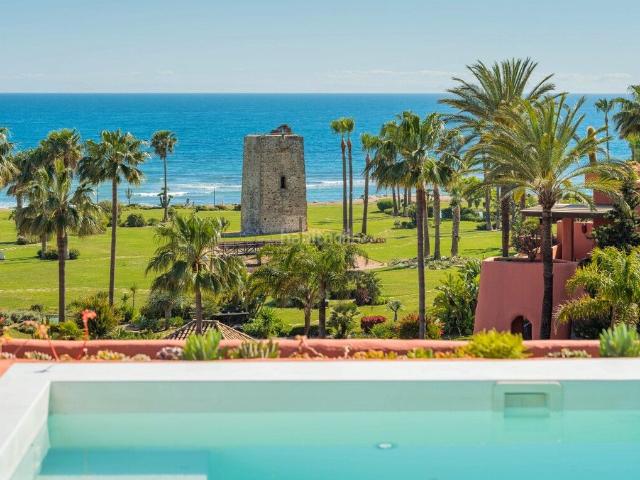 Dúplex en venta en Estepona, Guadalmansa. Ático dúplex en primera línea de playa completamente reformado y listo para entrar a vivir en Torre Bermeja en la Nueva Milla de O. Dúplex.