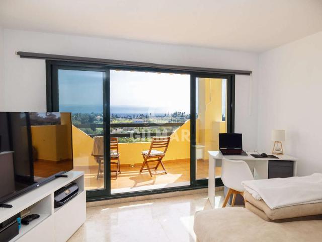 Dúplex en venta en Estepona, La Concha Resina Golf. Ático Dúplex con Vistas al Mar en la Nueva Milla de Oro EsteponaUbicado en la prestigiosa zona de la Nueva Milla de Oro de Estepo. Dúplex.