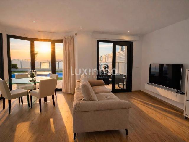 Dúplex en venta en Finestrat, Balcón de Finestrat Terra Marina. Moderno dúplex con vistas al mar y piscina privada en Finestrat. Dúplex.