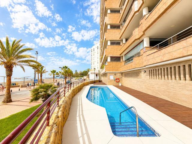 Dúplex en venta en Fuengirola, Las Gaviotas Carvajal. Exclusivo ático dúplex en primera línea de playa Paseo Marítimo. Dúplex.
