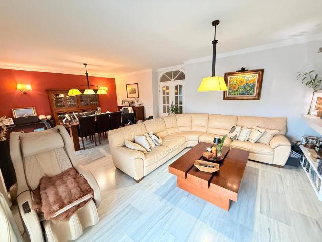 Dúplex en venta en Fuengirola, Los Pacos. MAGNÍFICA Y AMPLIO ÁTICO DÚPLEX. En recinto privado con Piscina y zonas comunes. Dúplex.