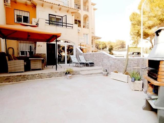 Dúplex en venta en Orihuela, Campoamor. Dúplex adosado totalmente reformado con estilo moderno. Dúplex.