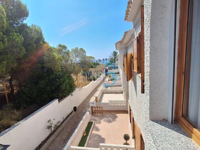 Dúplex en venta en Orihuela, Playa Flamenca. Espacio, sol y playa! Fantástica casa adosada en venta en Playa Flamenca en perfecto estado. Cuenta con 3 dormitorios, 2 baños, ap. Dúplex.