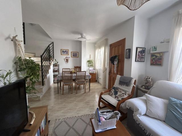 Dúplex en venta en Orihuela, Villamartín Las Filipinas. Apartamento esquinero luminoso y espacioso de dos plantas aprox. 90 m2 plantas 1 y 2 con gran terraza en la planta baja, 3 balcon. Dúplex.