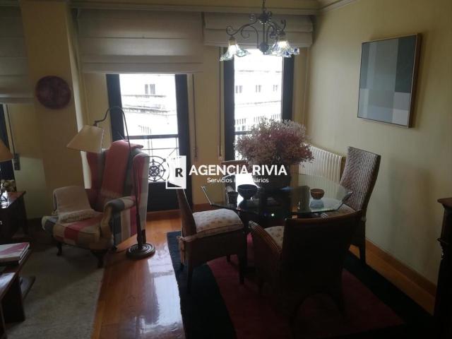 Dúplex en venta en Oviedo, Salesas Foncalada Campoamor. AGENCIA RIVIA PONE EN VENTA. Este piso se encuentra en Calle Pelayo, 33003, Oviedo, Asturias, en la zona del Centro, en la planta. Dúplex.
