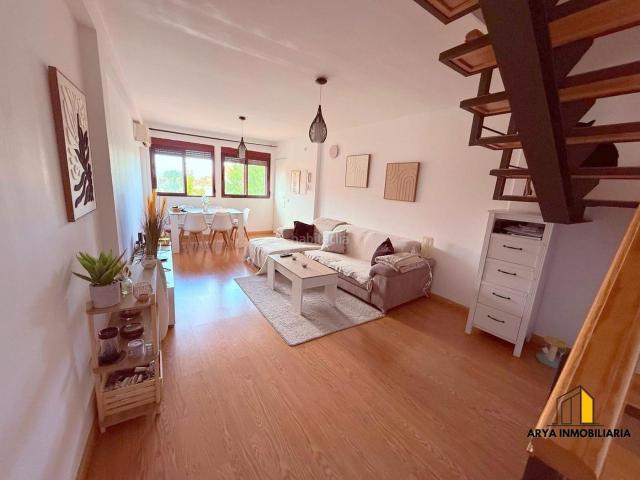 Dúplex en venta en Loeches. Dúplex en Loeches con plaza de parking y amplios espacios. Dúplex.