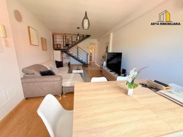 Dúplex en venta en Loeches. Dúplex en Loeches con plaza de parking y amplios espacios. Dúplex.