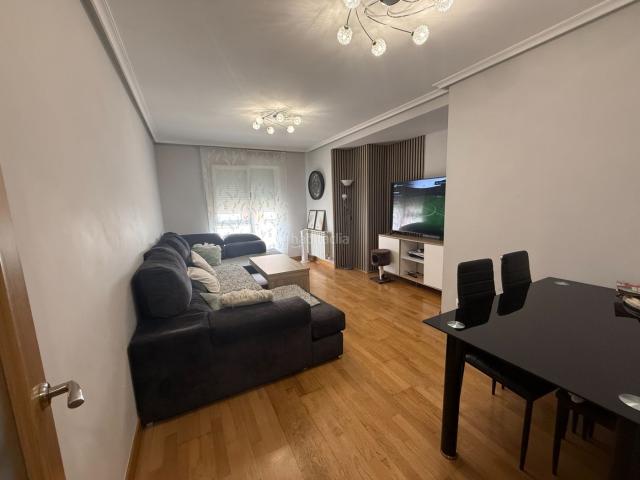 Dúplex en venta en León, Armunia. Piso con tres dormitorios en Calle Mastín Leonés. Dúplex.