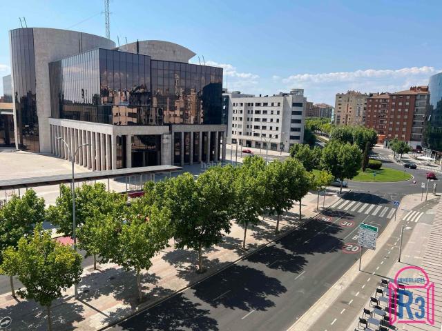 Dúplex en venta en León, Centro Ciudad. Piso de 4 dormitorios alto y muy soleado con 2 garajes zona Hostal de San Marcos. Dúplex.