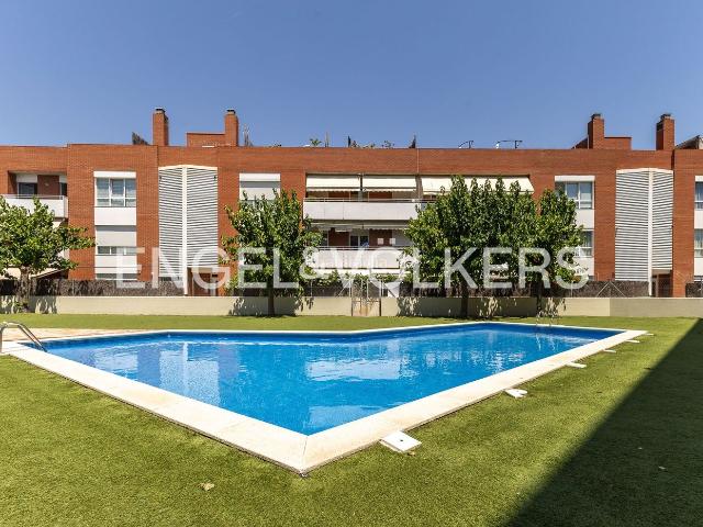 Dúplex en venta en Montgat. Ático en Pla de Montgat con azotea privada de 76 m, piscina comunitaria y 2 plazas de parking. Dúplex.