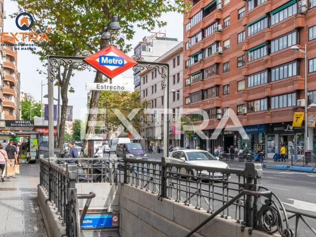 Planta baja en venta en Madrid, Berruguete. Bajo dúplex de 101m2, con 3 dormitorios, baño con jacuzzi, tendedero y aseso en calle Berruguete. Plantas bajas.