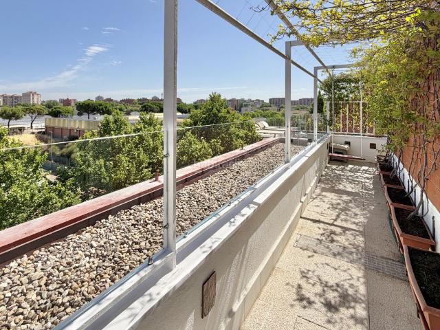 Dúplex en venta en Madrid, Portazgo. ^*^EXCLUSIVO DÚPLEX REFORMADO DE 140 M² CON ESPECTACULAR TERRAZA Y VISTAS PANORÁMICAS AL SKYLINE DE MADRID^*^. Dúplex.