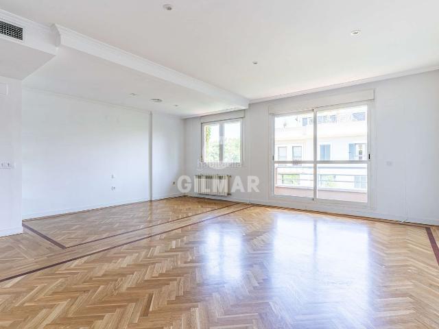 Dúplex en venta en Madrid, Valdemarín. Te presentamos un espectacular áticodúplex ubicado en la prestigiosa zona de Valdemarín, en el distrito de MoncloaAravaca. Esta vi. Dúplex.