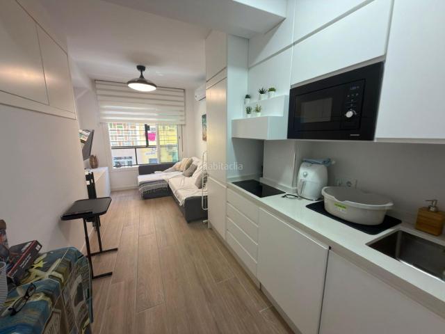 Dúplex en venta en Málaga, Parque Ayala Jardín de la Abadía Huelín. ALTA RENTABILIDAD DOS VIVIENDAS INDEPENDIENTES JUNTO A LA PLAYA DE HUELIN TOTALMENTE AMUEBLADOS Y REFORMADOS. Dúplex.