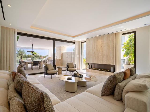 Dúplex en venta en Marbella, Las Lomas de Río Verde. Lujoso dúplex en planta baja en Marbella con interiores de diseño, jardín privado y todas las comodidades de un resort en la Milla. Dúplex.