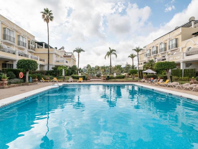 Dúplex en venta en Marbella, Nueva Andalucía centro. Elegante triplex de 3 dormitorios con terraza privada tipo bar. Dúplex.