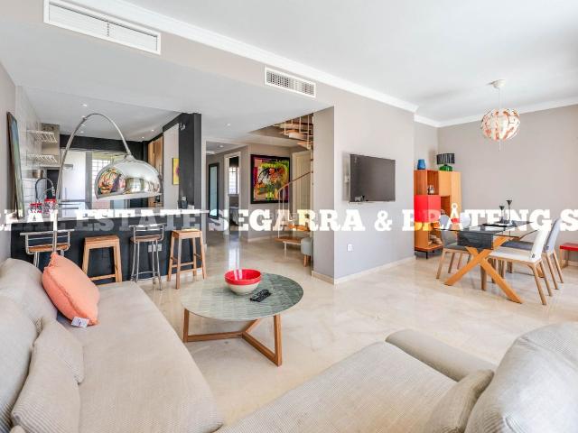 Dúplex en venta en Marbella, Santa María. Wonderful duplex apartment with a large sunny south facing terrace in Jardines de Santa María Golf, Elviria. Dúplex.